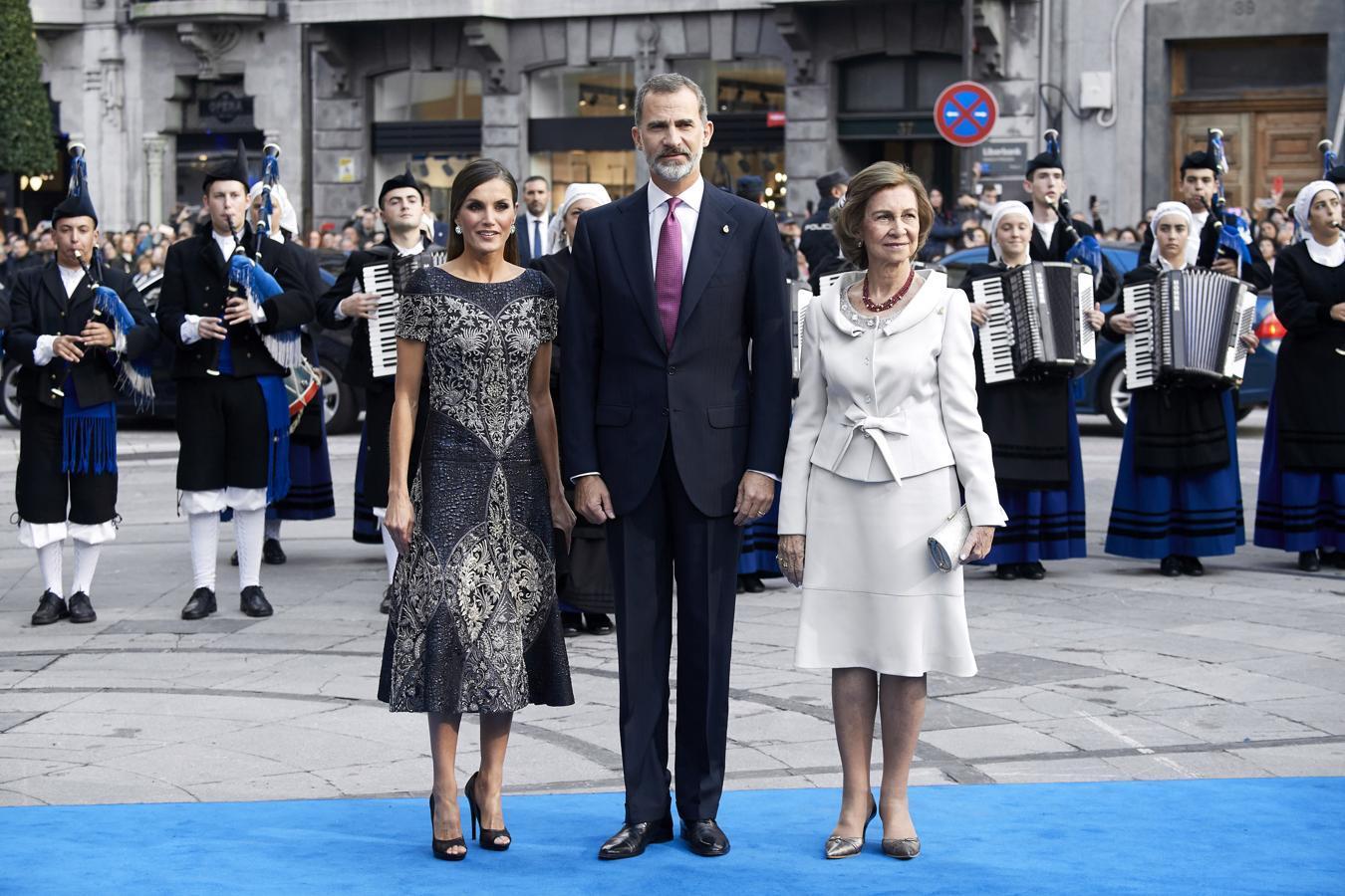 La Reina Sofía no falta a su cita con los Premios Princesa (antes Príncipe) de Asturias en Oviedo. En la imagen, junto a Don Felipe y Doña Letizia en la edición de 2018, el pasado 19 de octubre.