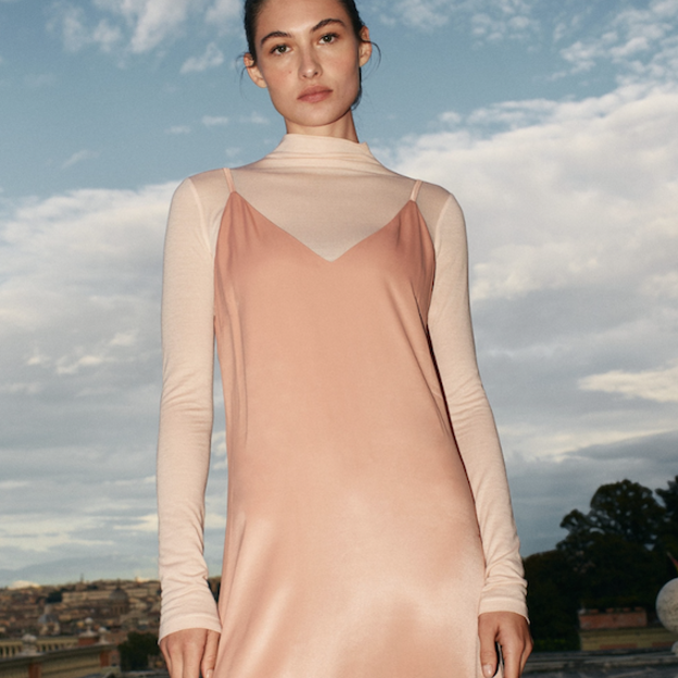 Pincha en la foto para ver los 10 vestidos lenceros más impactantes del low cost te van a ayudar a recuperar el factor sexy de tu armario.