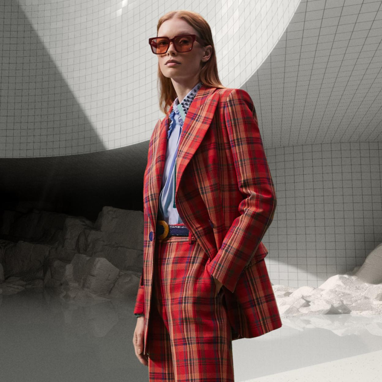 Pincha en la foto para ver las blusas y camisas semitransparentes de Zara que van a hacer de cualquier look tu estilismo más favorecedor