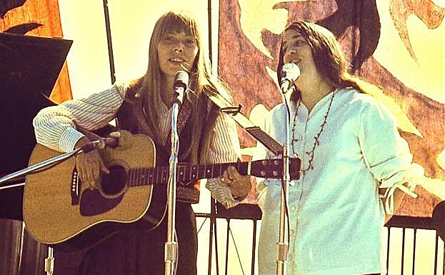 Elliot junto a su amiga, la cantautora Joni Mitchell, actuando en 1968.