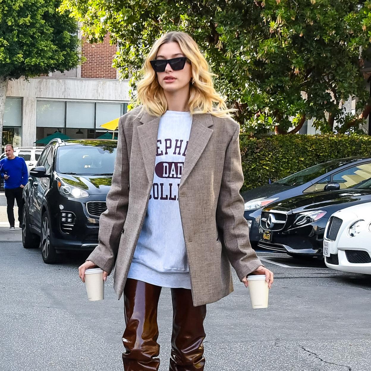 Pincha en la imagen para ver las 9 sudaderas de Mango que son perfectas para un look de oficina casual con blazer y vaqueros.