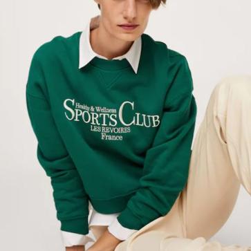 Imagen secundaria 1 - Sudaderas retro, la tendencia que triunfa entre las influencers (y que combinan de maravilla) que ya ha llegado al low cost