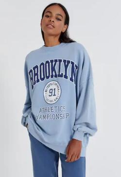 Imagen secundaria 2 - Sudaderas retro, la tendencia que triunfa entre las influencers (y que combinan de maravilla) que ya ha llegado al low cost