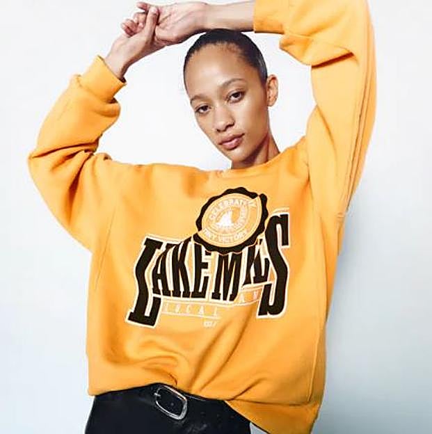 Imagen principal - Sudaderas retro, la tendencia que triunfa entre las influencers (y que combinan de maravilla) que ya ha llegado al low cost