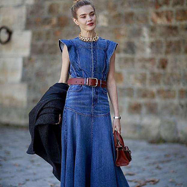 Los vestidos vaqueros camiseros mini y midi que más estilizan y son perfectos para tus looks con botas este otoño