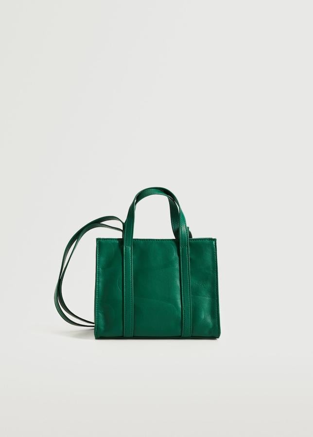 Los bolsos se llevan en tamaño mini y en colores que no pasen desapercibidos. Este de Mango lo tienen todo por muy poco. Mini bolso en color verde de Mango (15,99 euros). 