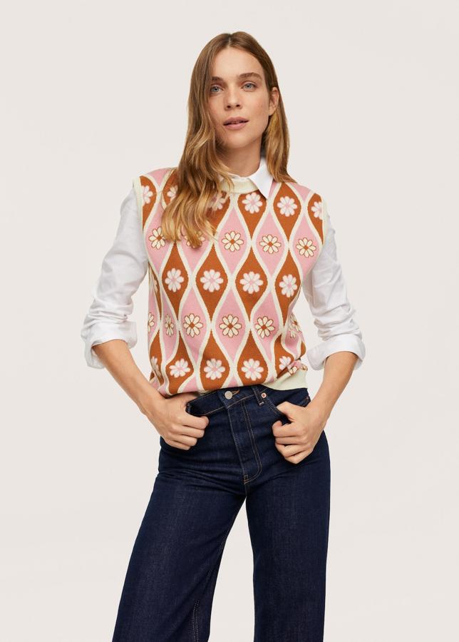 Los chalecos de punto son la opción más divertida para poner un toque original a los estilismos más básicos. Elige uno de aires sesenteros como este diseño colorido de Mango. Chaleco estampado de Mango (29,99 euros) 