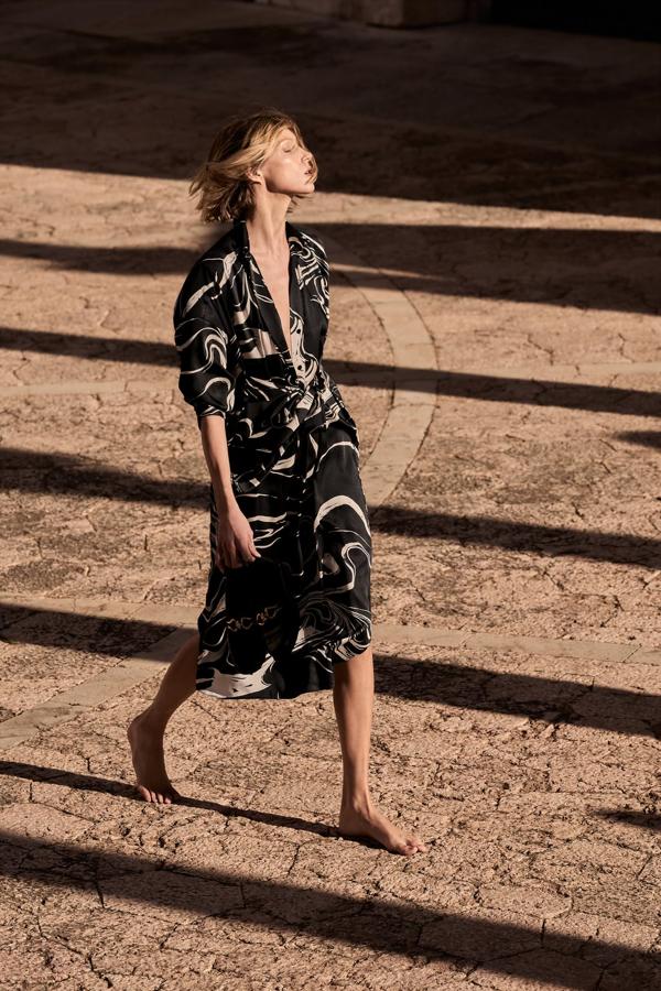 Otro vestido midi estampado pero con un diseño más informal, perfecto para el día a día. Vestido estampado de Zara (39,99 euros: 