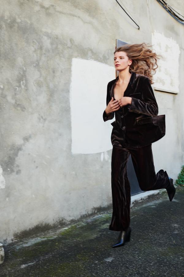 El terciopelo se erige como el tejido estrella de la temporada. Se puede llevar sobre vestidos, tops de todo tipo y sobre un bonito traje masculino en color marrón. Americana de fiesta de Zara (79,99 euros)