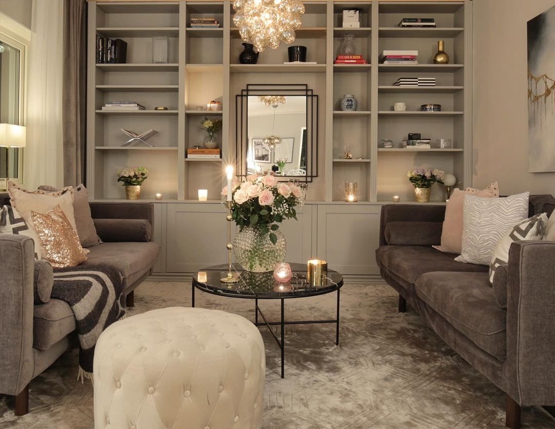 Nadie diría que el mueble principal de este elegante salón está creado con estanterías Billy de IKEA. Al cambiar los laterales por molduras más gruesas, poner puertas en la parte inferior y pintarlas de un color neutro tan sofisticado, el resultado es como si hubiéramos instalado un carísimo mueble a medida.