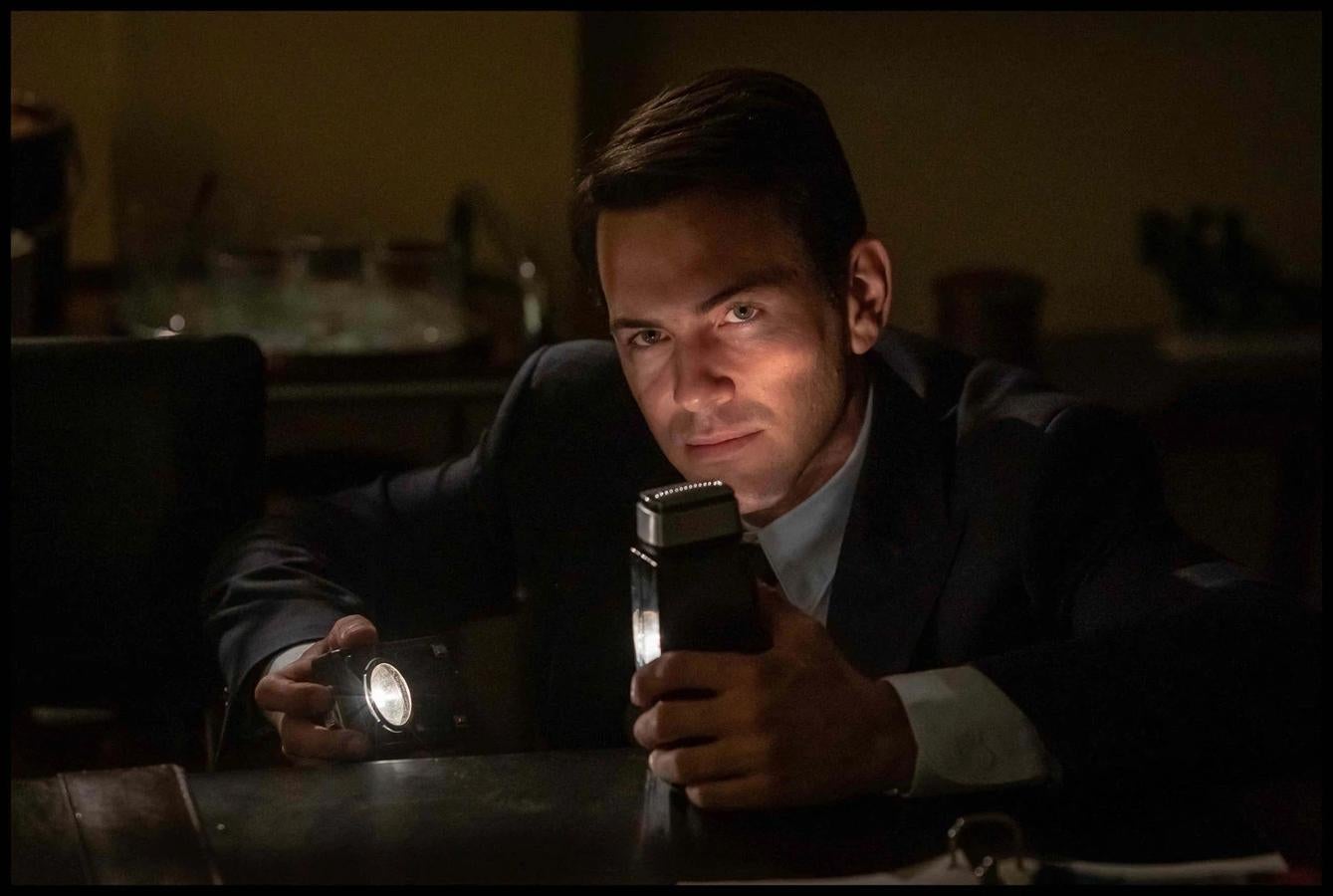 La primera serie de Netflix en Portugal es un thriller histórico que tiene lugar en los años sesenta, en pleno apogeo de la Guerra Fría, en el pequeño pueblo de Glória Ribadatejo. Allí se encuentra el RARET, un centro de radiodifusión estadounidense que emite información confidencial a sus aliados. Un joven ingeniero perteneciente a uan familia acomodada y vinculada al Estado Novo es reclutado por la KGB y asumirá varias misiones de espionaje de alto riesgo que podrían cambiar el rumbo de la historia portuguesa y mundial.