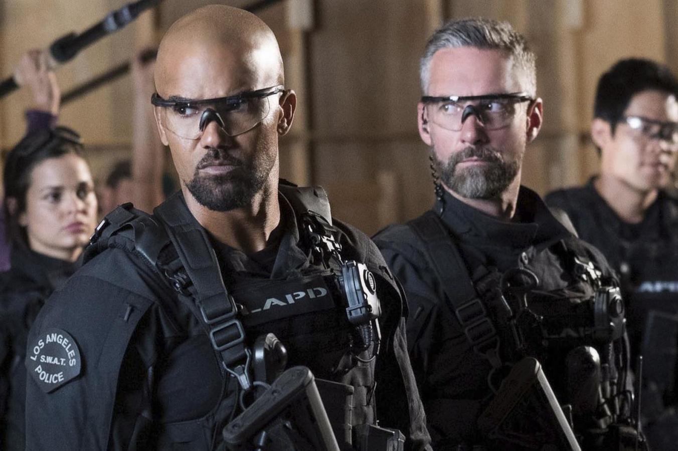 En el estreno de la nueva temporada, a raíz de su decisión de hablar con la prensa, Hondo se retira a un pueblo tranquilo de México para revaluar su vida y su futuro profesional. Además, debe involucrarse en la lucha de una familia local por la justicia.