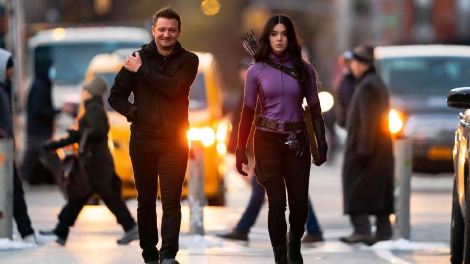 El ex-Vengador Clint Barton tiene una misión aparentemente simple: reunirse con su familia en Navidad. Pero, ¿lo conseguirá? Tal vez con ayuda de Kate Bishop, una arquera de 22 años que sueña con convertirse en una superheroína. Ambos tendrán que trabajar juntos cuando una presencia del pasado de Barton amenace con echar a perder mucho más que el espíritu navideño.