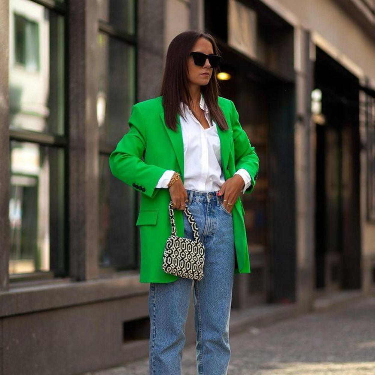 Pincha en la imagen para ver Acolchados, estampado de cuadros, flecos: las capas y ponchos son el abrigo más cómodo y estiloso de este otoño-invierno que llega al low cost