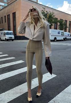 Imagen secundaria 2 - De talle alto, pitillo y en color beige: así son los pantalones con truco que usan las influencers y famosas para conseguir un look que estiliza (y están en Mango y H&amp;M)