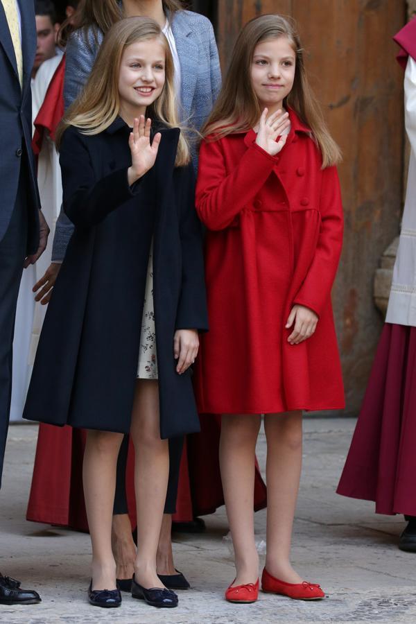 La Princesa Leonor y la Infanta Sofía, a pesar de llevarse casi dos años, tienen prácticamente la misma estatura, como puede verse en esta imagen tomada la pasada Semana Santa, durante la tradicional Misa de Pascua en Palma de Mallorca.