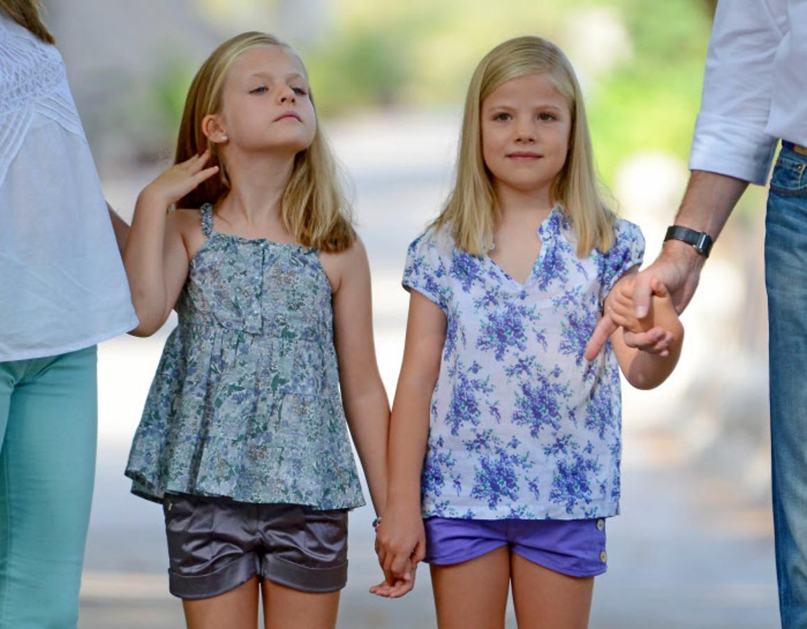 Nos encanta este gesto tan coqueto de la pequeña Leonor durante un paseo estival en familia por Palma de Mallorca.
