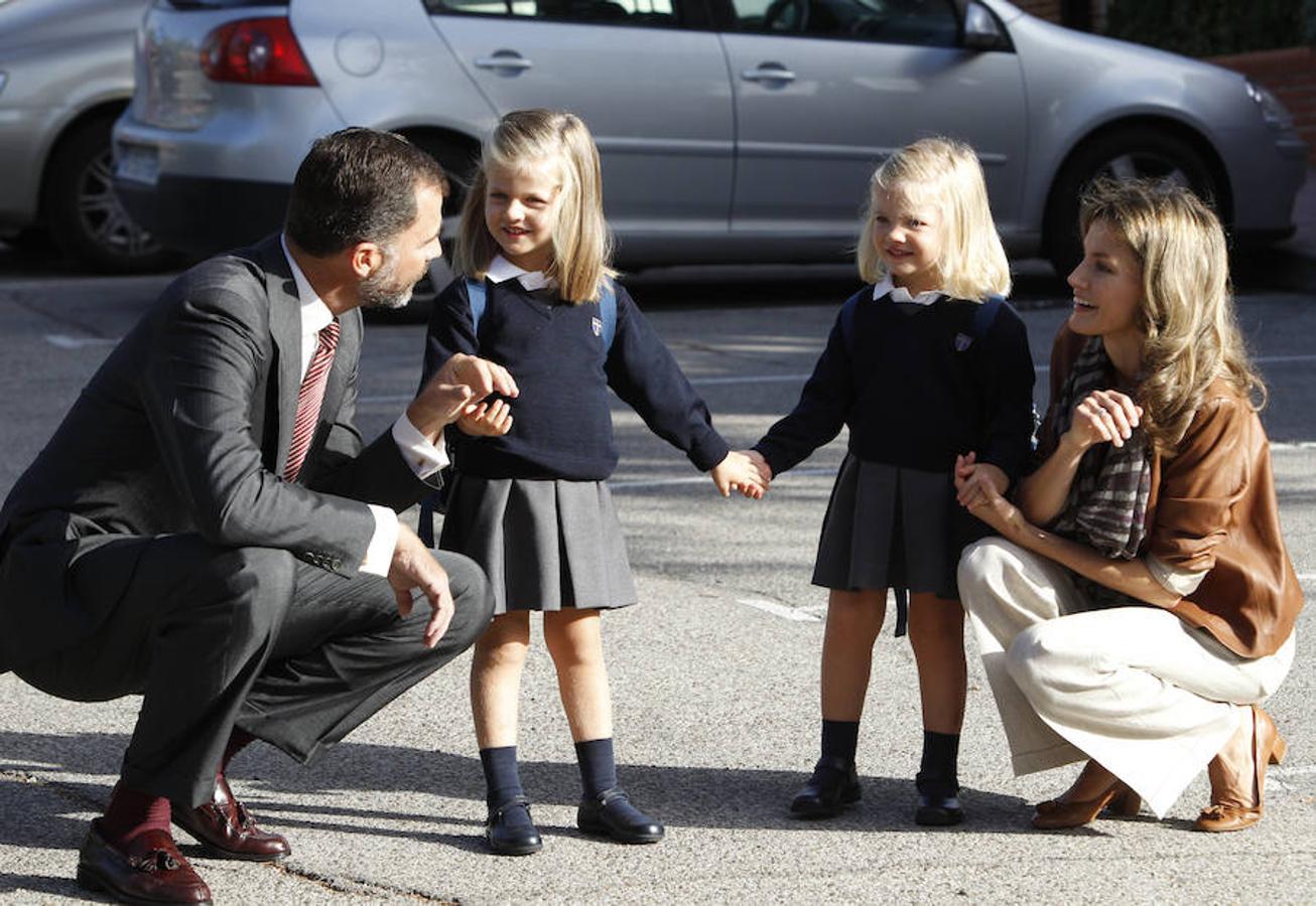 Don Felipe y Doña Letizia, junto a sus hijas en uno de sus primeros días de colegio.