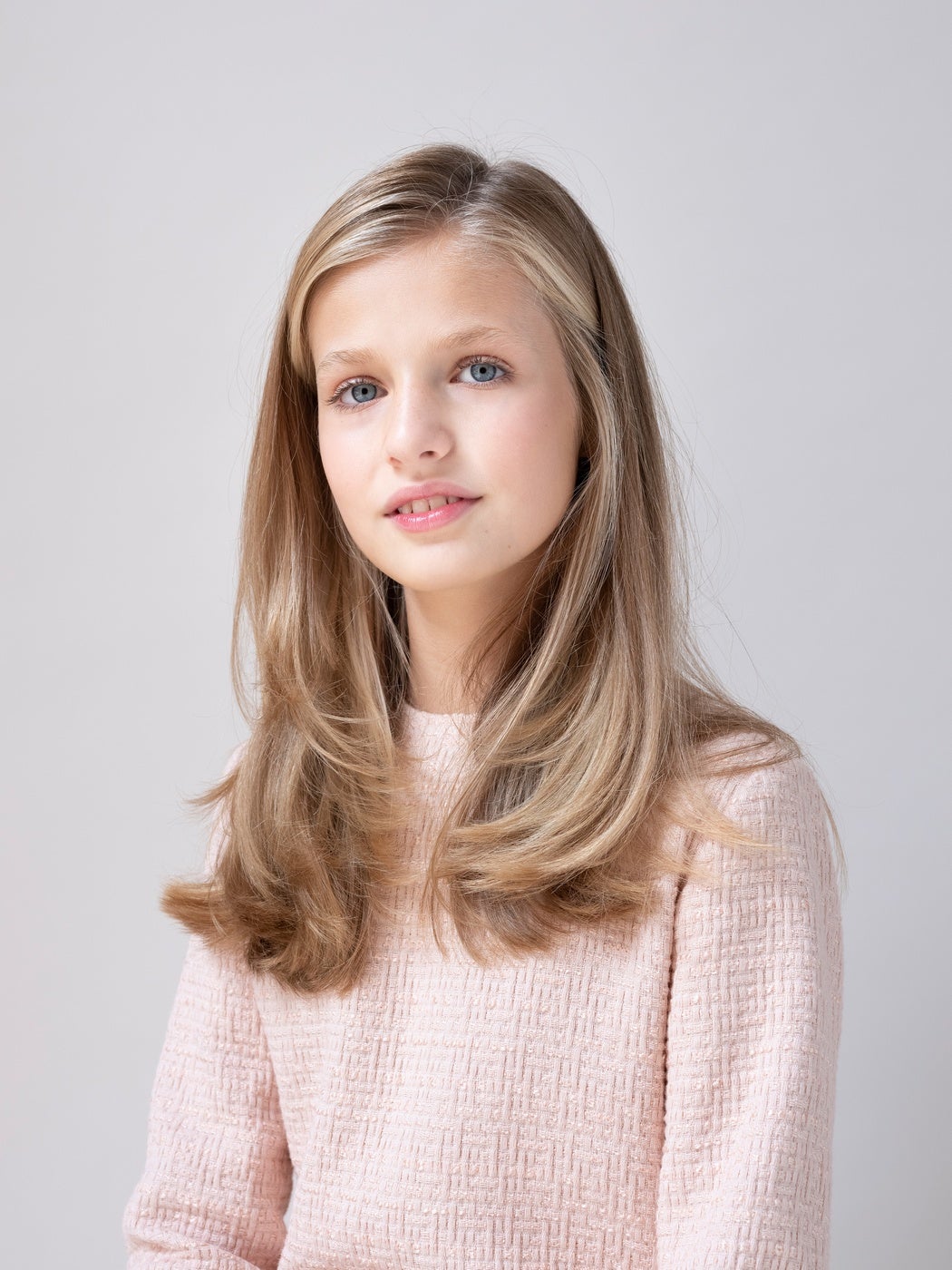 En el mes de febrero de 2020 la Casa Real estrenó sus nuevos retratos oficiales, este es el de Leonor como Princesa de Asturias, tomado por la fotógrafa Estela de Castro.