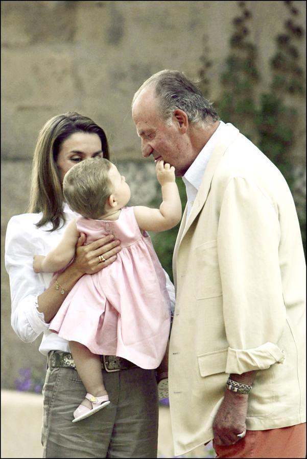 Bonita imagen de Leonor con el entonces Rey Juan Carlos I. Esta foto tan familiar parece hoy impensable...
