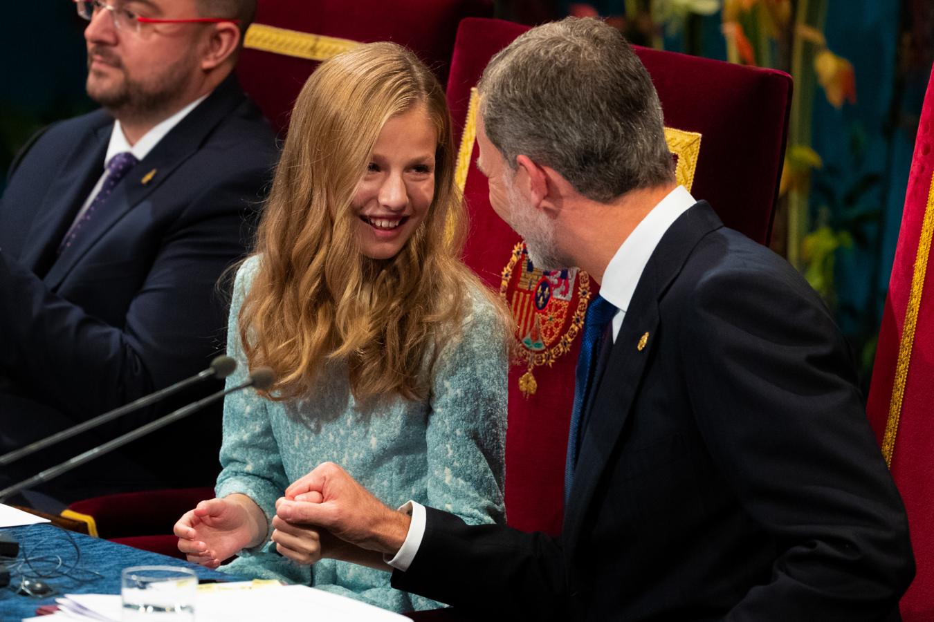 Leonor presidió el pasado 18 de octubre sus primeros  Premios Princesa de Asturias . En la foto, un emotivo momento de complicidad con el Rey Felipe, tras pronunciar  su primer discurso  (a la misma edad que su padre) en el Teatro Campoamor.
