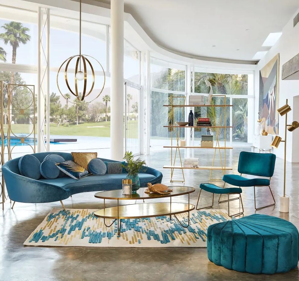 Este conjunto de muebles en acero dorado y diseño ligero consiguen ser funcionales al tiempo que permiten que la vista pase a través de ellos, creando una mayor sensación de amplitud en el espacio. La estantería es de Maisons du Monde y cuesta 599 euros.