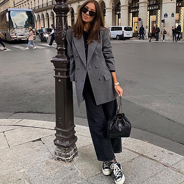 Imagen principal - Felicia Akerstrom es una auténtica maestra a la hora de crear looks minimalistas y elegantes. Colores neutros, prendas de líneas sencillas, complementos de grandes marcas y un par de zapatillas Converse completan su guardarropa. 