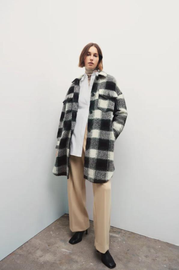 Con cuello de solapa y mangas largas acabadas en puño, esta sobrecamisa de cuadros blancos y negros con bolsillos de plastrón con solapa en la pechera y diseño medio tiene cierre frontal de botones a tono y cuesta 59,95 euros. Está disponible entre las tallas XS y XL. 