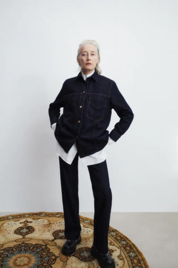 Con cuello de solapa y mangas largas, esta sobrecamisa denim con mangas largas y bolsillos delanteros de plastrón que tiene cierre frontal de botones metálicos cuesta 39,95 euros y está disponible en las tallas XS, S y M.