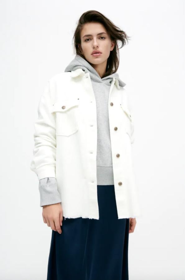 En pana y disponible en cuatro colores diferentes, esta sobrecamisa de cuello solapa con mangas largas y bolsillos de plastrón con solapa en la pechera viene con bajo acabado desflecado y cierre frontal de botones. Podemos encontrarla entre las tallas XS y XXL por 29,95 euros.