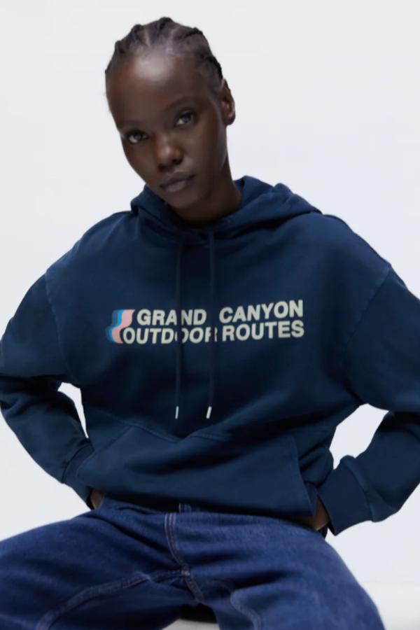 En azul marino con mensaje frontal en blanco, esta sudadera con capucha ajustable con cordones de Zara tiene mangas largas, bolsillo tipo canguro en delantero y costuras marcadas. Disponible entre las tallas S y XL, cuesta 29,95 euros. 