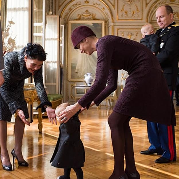 Carolina de Mónaco jugando con los hijos de Charlène y el príncipe Alberto.