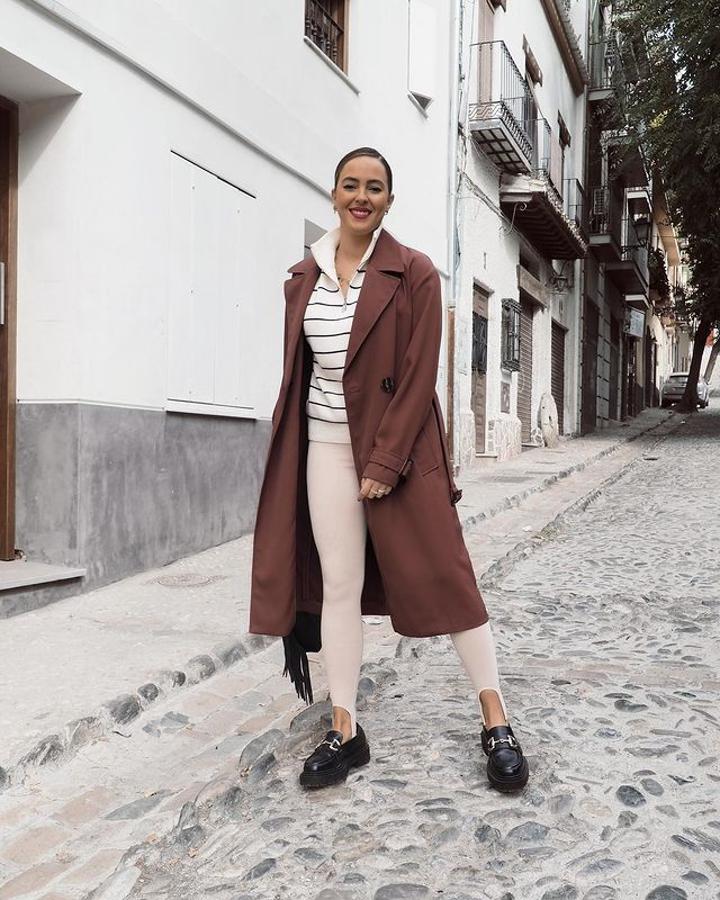 Si buscas algo más casual y prefieres usarlos para el día a día, atenta a la propuesta de Ana Sáez. Ella ha añadido un jersey de rayas, una gabardina larga y mocasines de suela track. ¡Ideal!