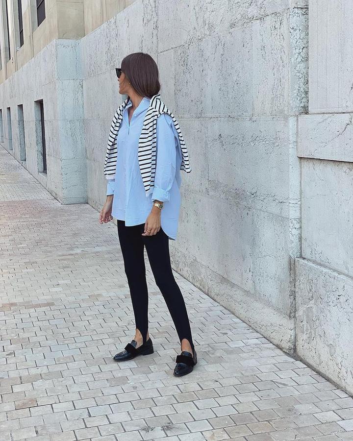 Por otro lado, si prefieres añadir algo de color, prueba con una camisa en color azul como ha hecho Marybel Sán, quien también ha añadido un jersey de rayas y mocasines.