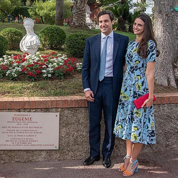 Olympia von und zu Arco-Zinneberg y su esposo descubriendo un busto en honor de la emperatriz Eugenia en Mónaco.