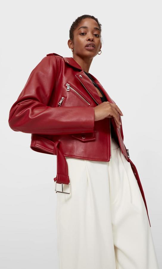 En Stradivarius hemos encontrado esta cazadora biker en efecto piel y color rojo con cuello de solapa y mangas largas. Con bolsillos delanteros con cremallera metálica y cinturón con hebilla metalizada, podemos encontrarla entre las tallas XS y XL por 25,99 euros. 
