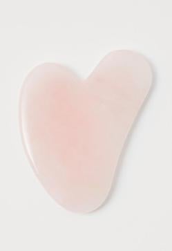 Imagen secundaria 2 - Este masaje facial que puedes hacerte tú misma deja un efecto lifting inmediato que arrasa en Tiktok