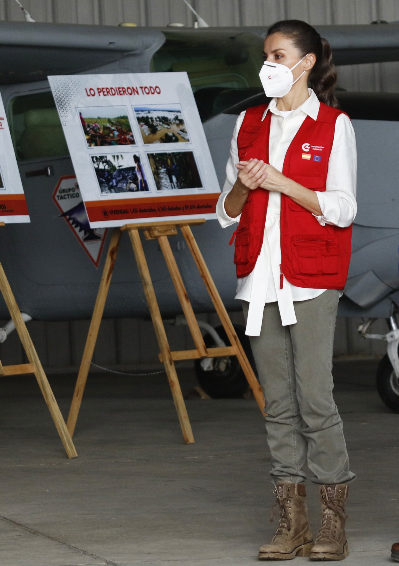 Durante su estancia en el país centroamericano, la Reina apostó por ropa cómoda y un aire muy sport: pantalones cargo, camisas ligeras y sus botas Panama Jack de cordones.