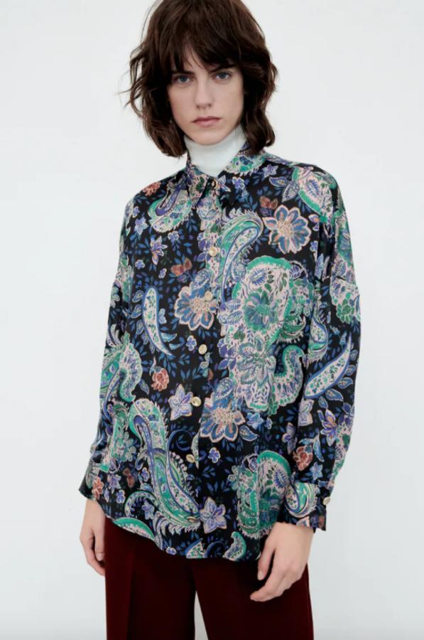 En tonos azulados y verdes, esta camisa de estampado paisley con cuello de solapa y mangas largas viene con bajo con aberturas laterales y cierre frontal de botones. Cuesta 29,95 euros. 