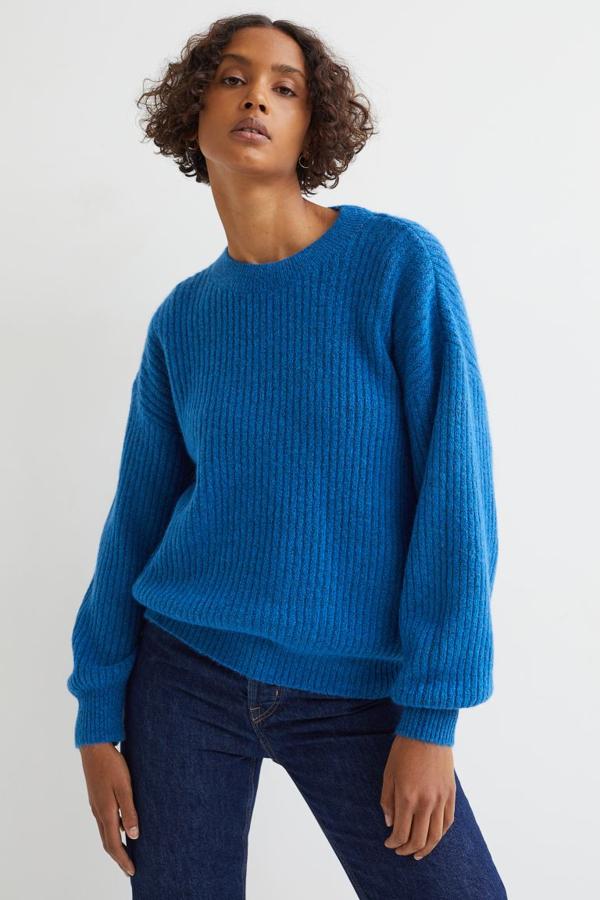 Este jersey de punto suave con lana en la trama es de corte relajado con hombros caídos y remate de canalé en puños, cuello y bajo. Cuesta 19,99 euros y podemos encontrarlo entre las tallas XS y XXL.