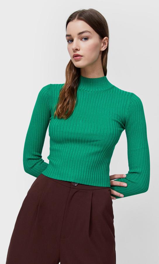 Cuello semicisne y mangas largas para este jersey de diseño acanalado de Stradivarius que podemos encontrar en cinco colores, entre ellos el verde y el lila, y cuesta 12,99 euros. Está disponible entre las tallas XS y XL.