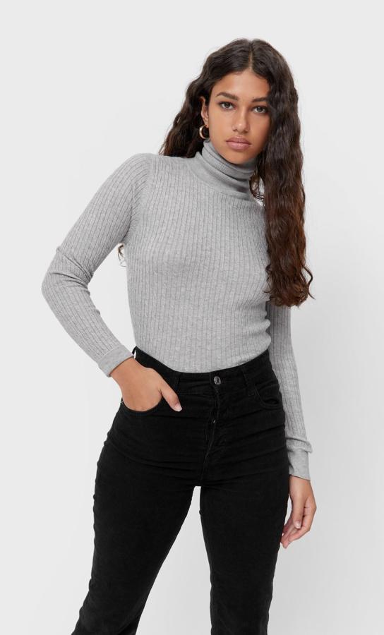 Diseño trenzado y tacto suave para este jersey de Stradivarius de cuello alto y mangas largas que podemos encontrar en cuatro colores, entre ellos el beige y el vainilla. Disponible entre las tallas XS y XL, cuesta 15,99 euros.