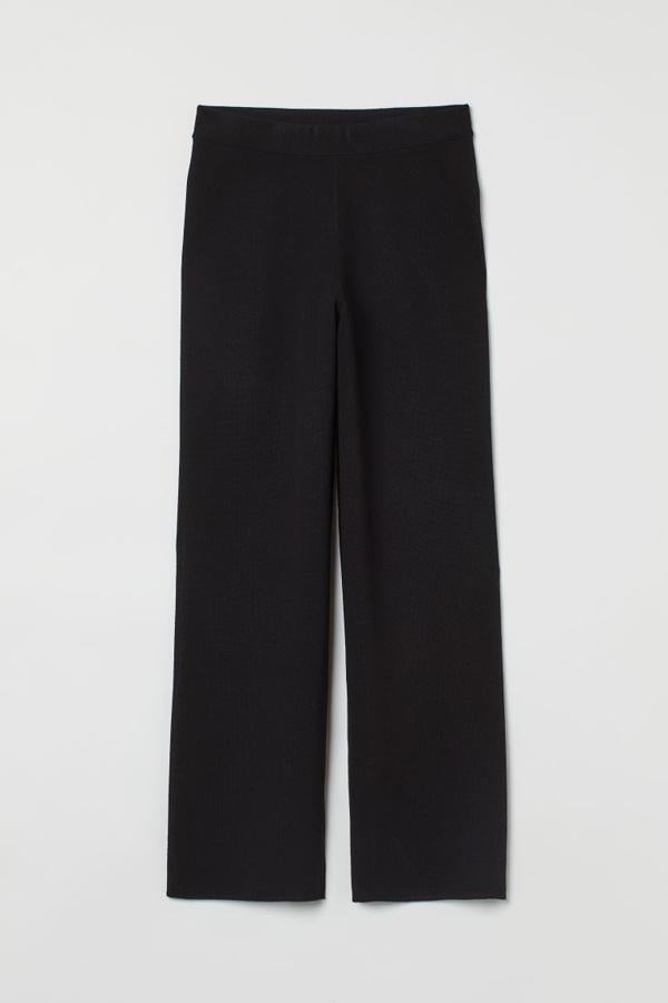 En punto fino suave, de talle alto y con cintura elástica, este pantalón de punto con perneras rectas amplias es de H&m y podemos encontrarlo en negro y en beige claro entre las tallas XS y XXL por 34,99 euros. 