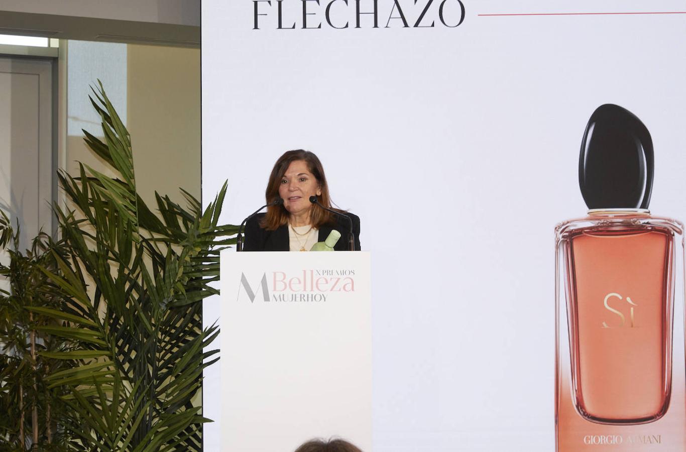 Sì Intense Eau de Parfum de Giorgio Armani. El voto ha sido unánime para esta fragancia tan aclamada. Ha recogido el premio Sofía Henkart, directora de Comunicación & Advocacy de Armani Beauty, a quien se lo ha entregado Laura Requejo, Web Manager de Mujerhoy.