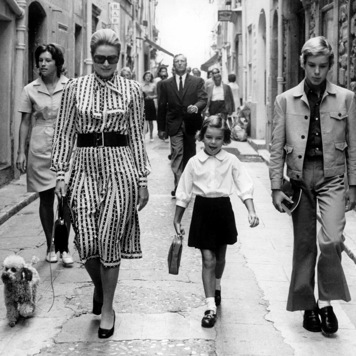 La princesa Estefanía camino del colegio acompñada de su madre Grace kelly y su hermano alberto. Si quieres ver cómo era la relación de Grace Kelly con sus hijos, pincha en la imagen