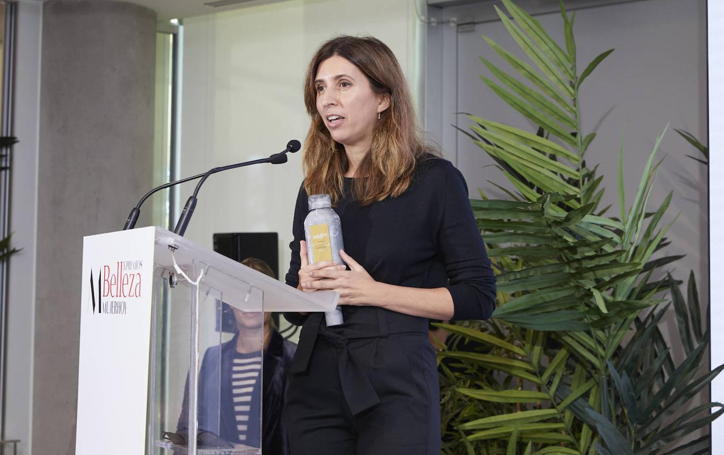 Ha recaído en Eye Shadow x 12 Botanic Panic de M·A·C. Ha recogido el premio Virginia Lázaro, directora de Comunicación de M·A·C.