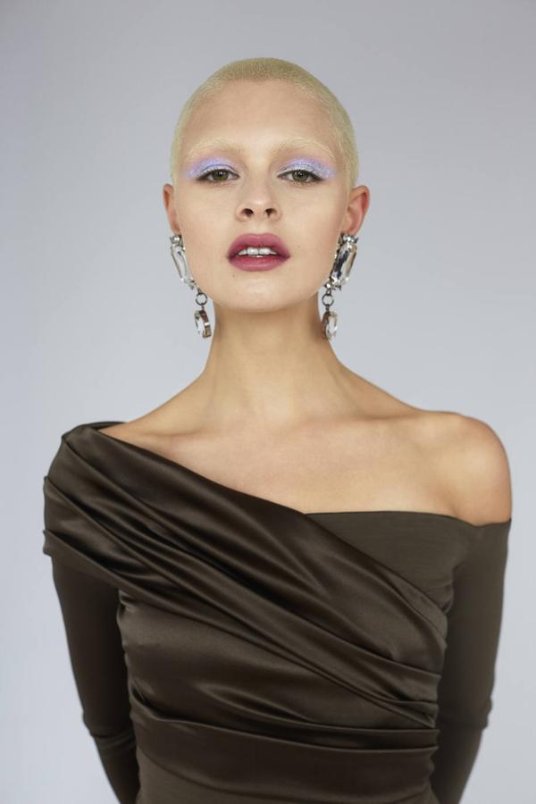 Los ojos se convierten en el foco de atención con sombras color block que simulan purpurina, como las Pop PowderGel, de Shiseido (32 €). Vestido corto y fruncido de Fendi y pendientes de Alessandra Rich.