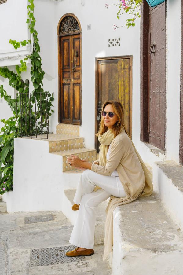 “Es un pequeño hotel en plena Kasbah y pertenece a una pareja que ha sabido transmitir la visión del Tánger cosmopolita de sus años más espléndidos. Tiene una ubicación privilegiada: está enfrente del mar y desde su azotea se ve Tarifa. Hoy hemos disfrutado de una pastela de pescado, unas ensaladas espectaculares y un delicioso tajine de pollo. Es un sitio con encanto, clientela muy variada y muy especial arquitectónicamente hablando: captura esa ciudad repleta de casas antiguas y el anhelo de atraer de nuevo a una población viajera que está de paso o que viene a asentarse o a descubrir fantasmas del pasado”.