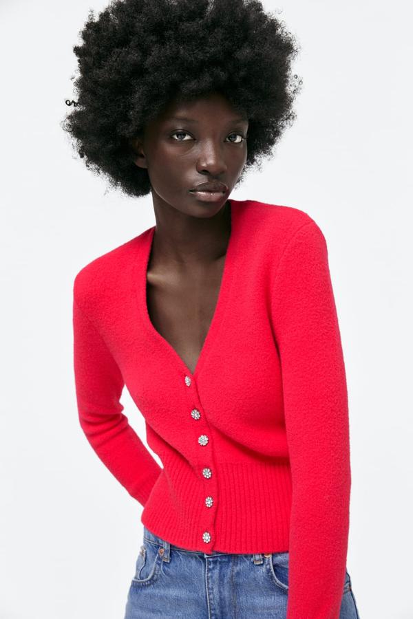 Las chaquetas de punto con detalles especiales se han convertido en una de las prendas estrella de la temporada. Si estás buscando una que aporte un toque navideño tienes que echar un vistazo en Zara. Cárdigan de punto de Zara (25,99 euros). 