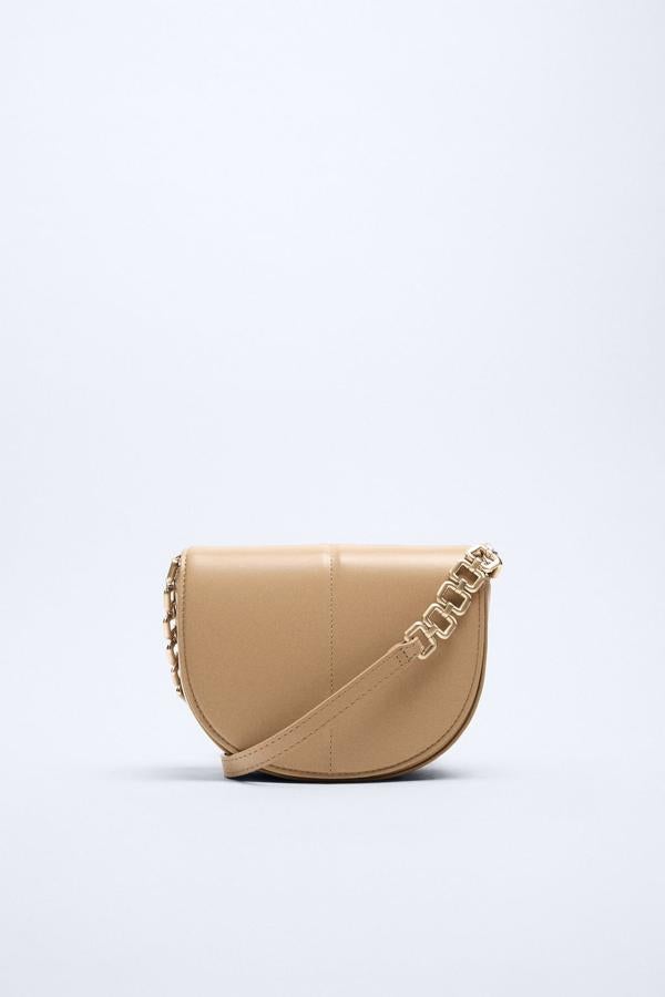 Los bolsos bandoleras se han convertido en tus mejores aliados para el día a día. Tienen el tamaño perfecto para llevar lo necesario y son la opción más cómoda porque te permiten tener las manos libres. Bolso color arena de Zara (59,99 euros). 